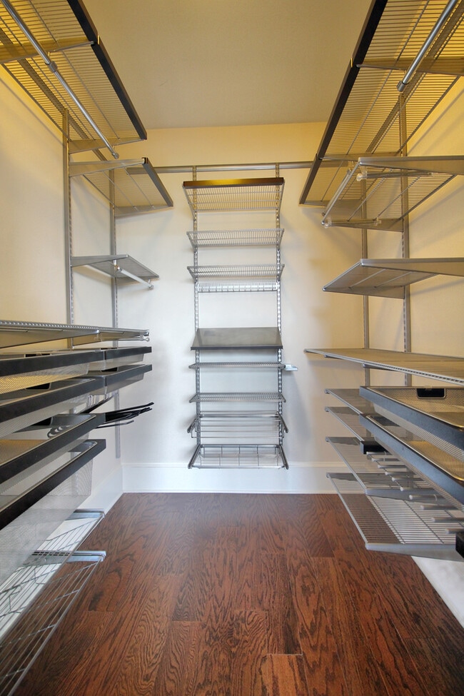 Building Photo - Beautiful Condo in Davis Park with Fantastic Upgrades!  Pet Friendly