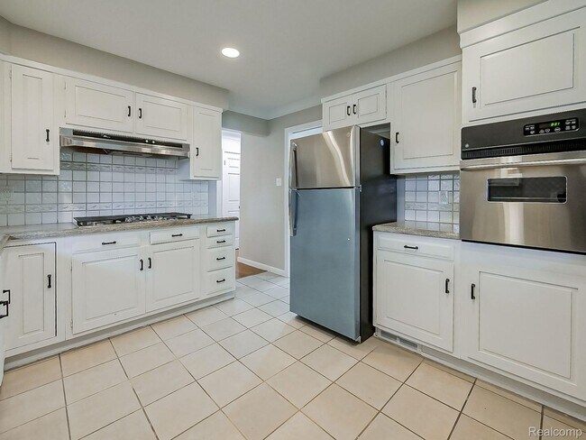 Building Photo - $2300 3 bed 2 bath bungalow