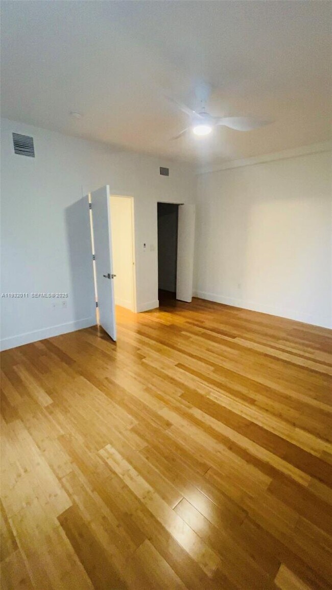 Building Photo - 960 Bay Dr