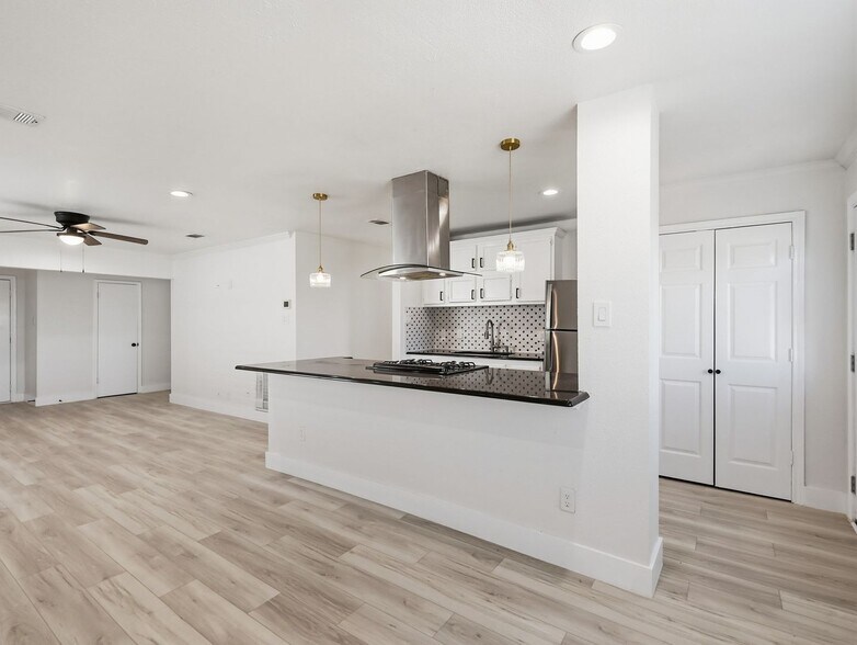 Building Photo - 1002 Mardi Gras Ln