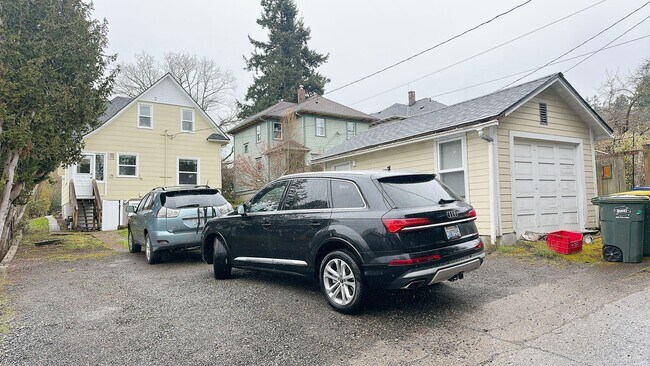 Building Photo - PRELEASE:  4+bdrm/1bath near WWU + Sehome Hill