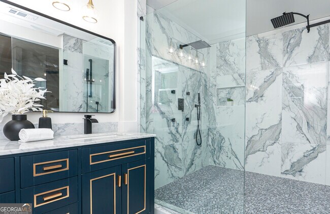 Building Photo - 2908 N Hills Dr NE