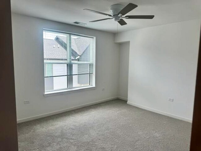 Building Photo - New Construction 3BR/2.5BA Townhome with Attached Garage in Oak Forest, Make your move less expen...