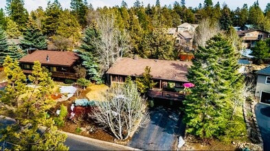 Building Photo - 3 Bdrm, 3 Bath home in Lynnewood with Gourmet Kitchen, 3 miles to Sky Lakes Medical Ctr and OIT