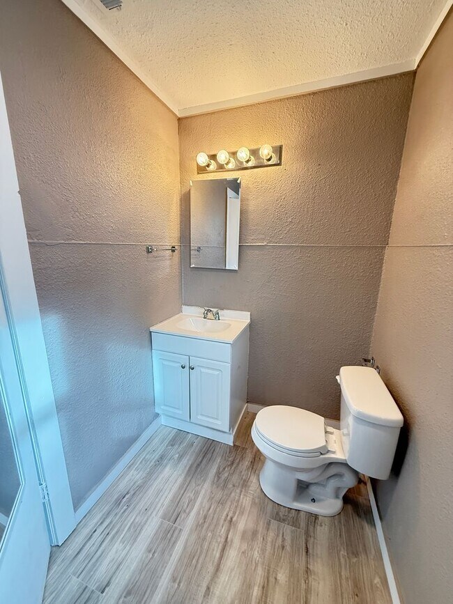 Building Photo - 3 bedroom/1 bath house