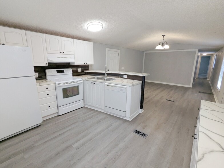 Building Photo - 6543 Celeste Ln