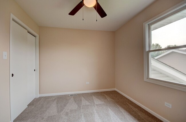 Building Photo - 3 bd 2 ba spacious home Joliet