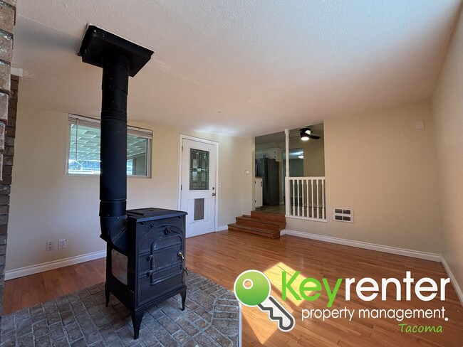 Building Photo - Gorgeous 3 Bed 1 Bath Home in Lakewood, WA!