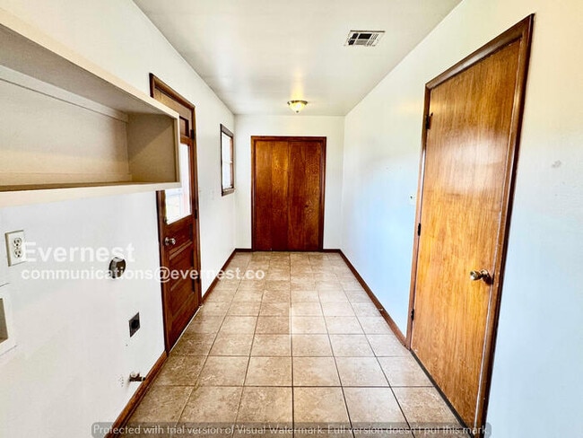 Building Photo - 3 Bed/2 Bath Home with Garage / Pet-Friendly / Available Now!