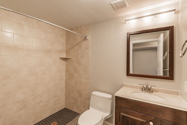 Building Photo - Three Bedroom Graduate Hospital Townhome