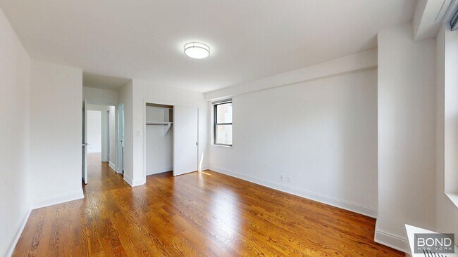 Building Photo - 401 E 88th St