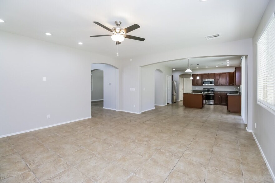 Building Photo - 545 E Navajo Trail