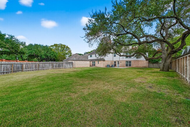 Building Photo - 818 Silvergate Dr