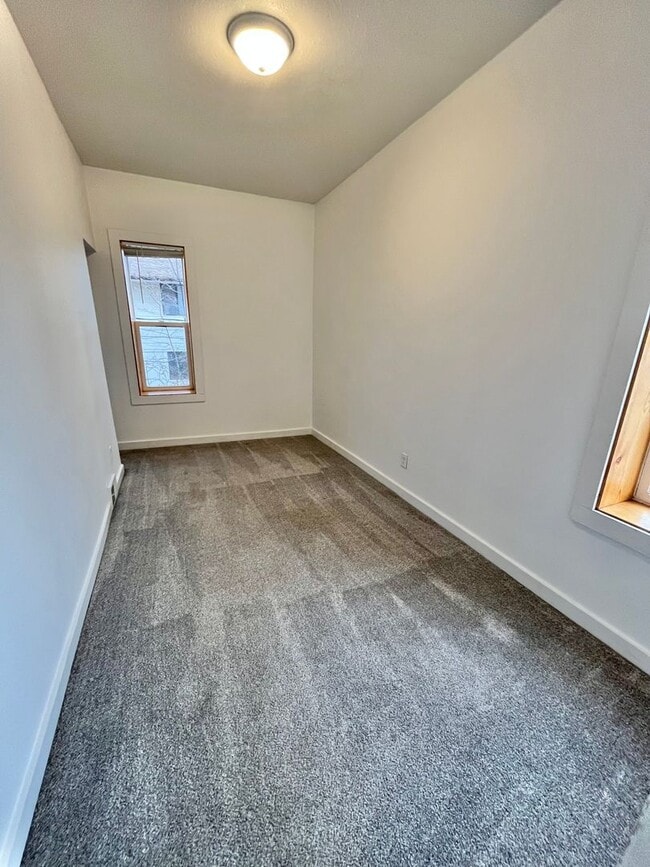 Building Photo - 424 W 6th St