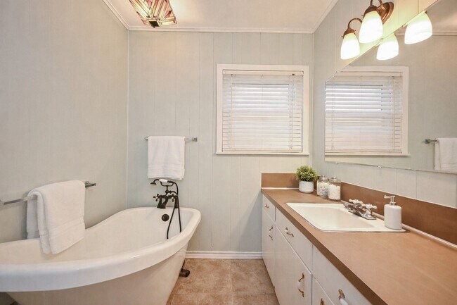 Building Photo - 1707 Key St