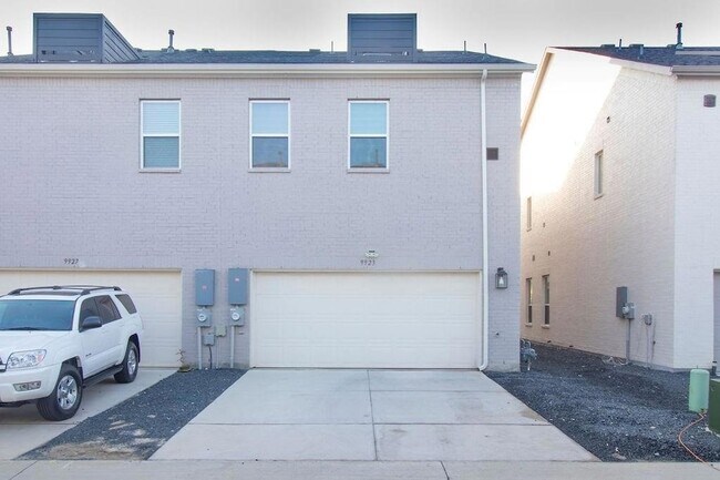 Building Photo - 9923 Schramm St