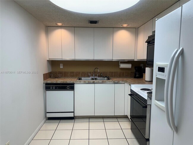 Building Photo - 5415 Collins Ave