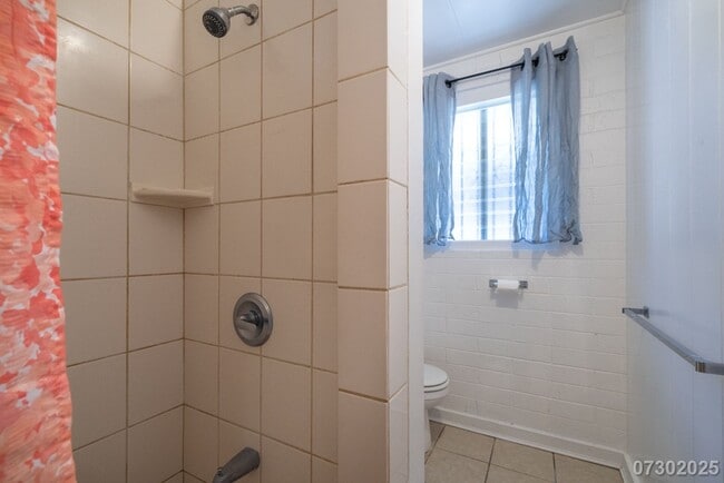 Building Photo - Conveniently Located Moi'ili'ili Apt. near...