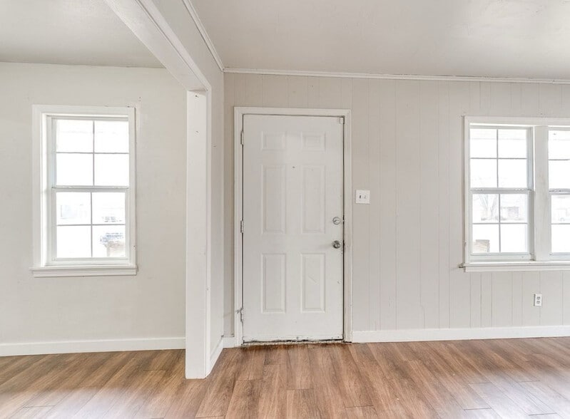 Building Photo - 7402 SE 15th St