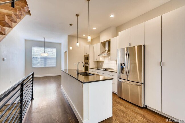 Building Photo - Immediate Availability! Stunning Modern lu...