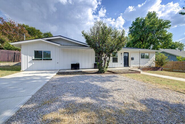 Building Photo - Fully Rebuilt 3BD Gem with Designer Finish...