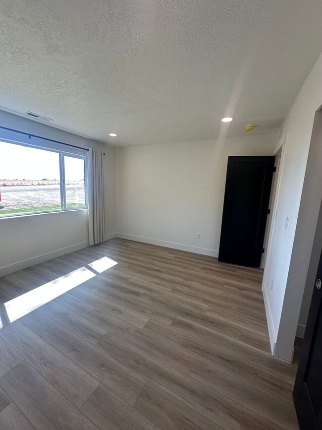 Building Photo - Style and Class....2 Bedroom, 1 bath , 1 C...