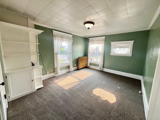 Building Photo - AVAILABLE JUNE - Upper 2 Bed 1 Bath Apt w/ Private Laundry