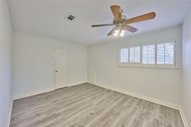 Building Photo - 715 Baltic Ln
