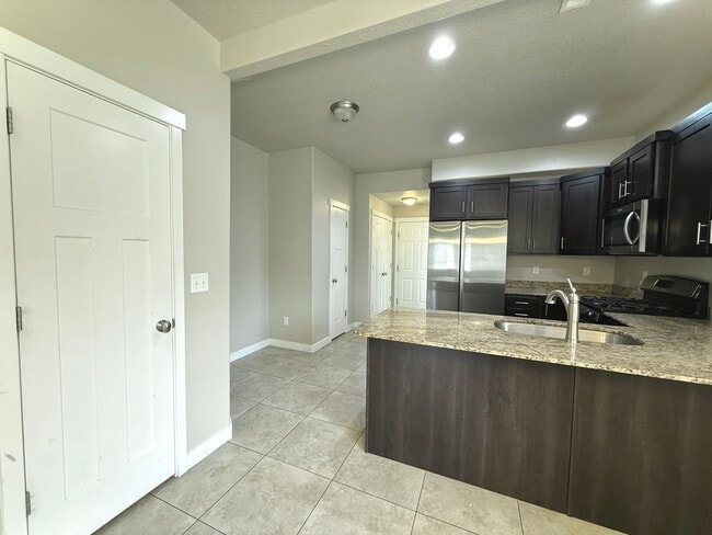 Building Photo - AVAILABLE JULY 1ST | 3 BED | 2.5 BATH | $2,295/MO