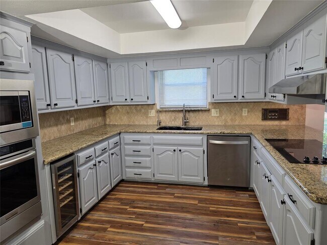 Building Photo - 8100 N Bridgeport Ln