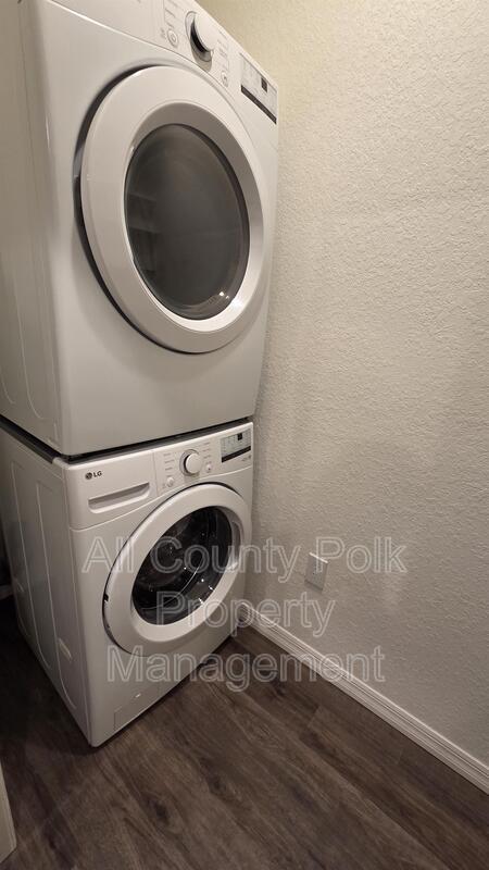 Building Photo - 915 Ariana St