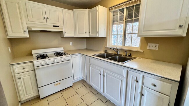 Building Photo - 520 Henry Ave SE