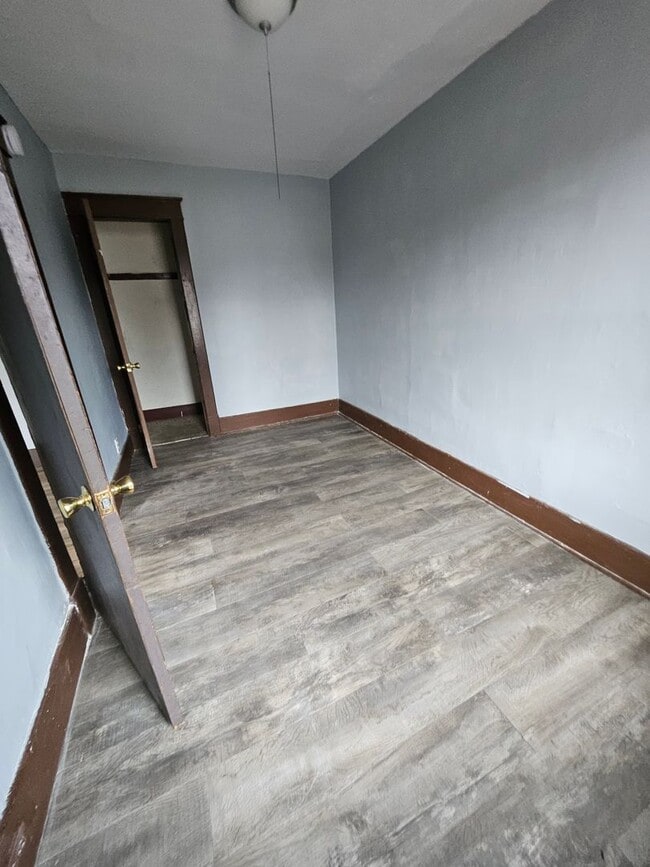 Building Photo - Upper 3 bedroom unit