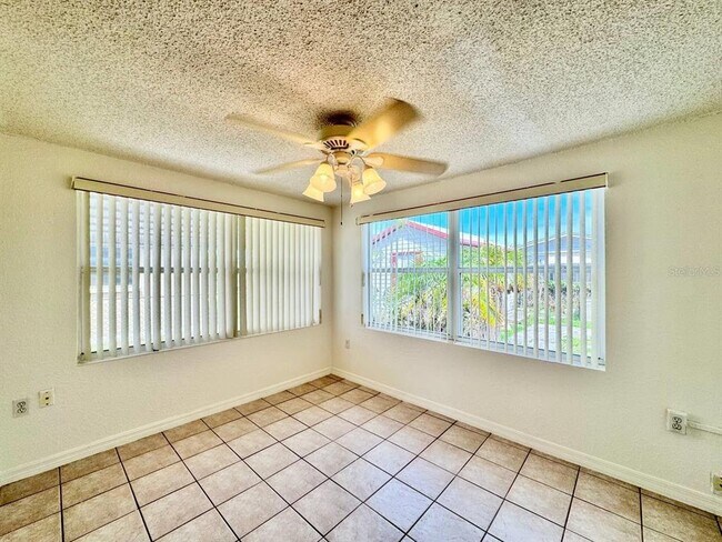 Building Photo - 3131 Roxbury Dr
