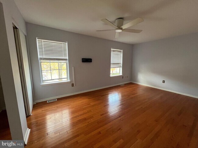 Building Photo - 8297 Londonderry Ct