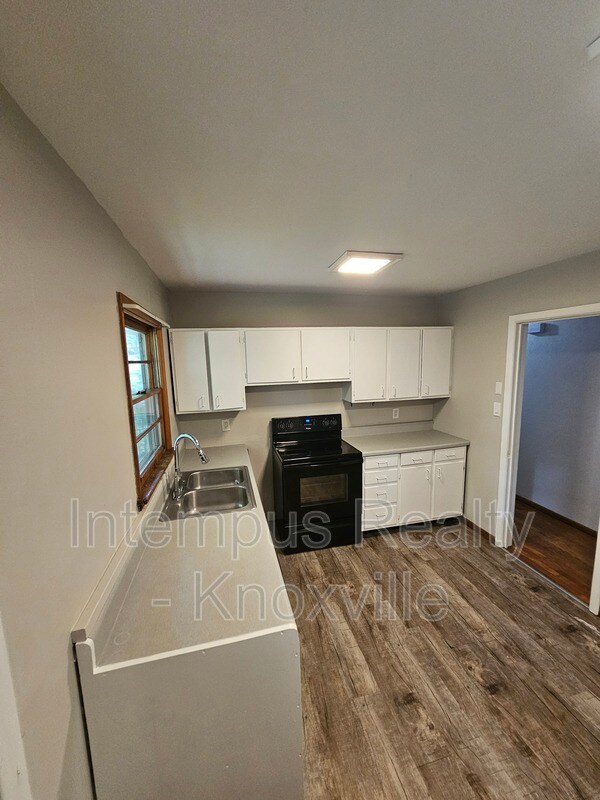 Building Photo - 2000 Nandina Dr