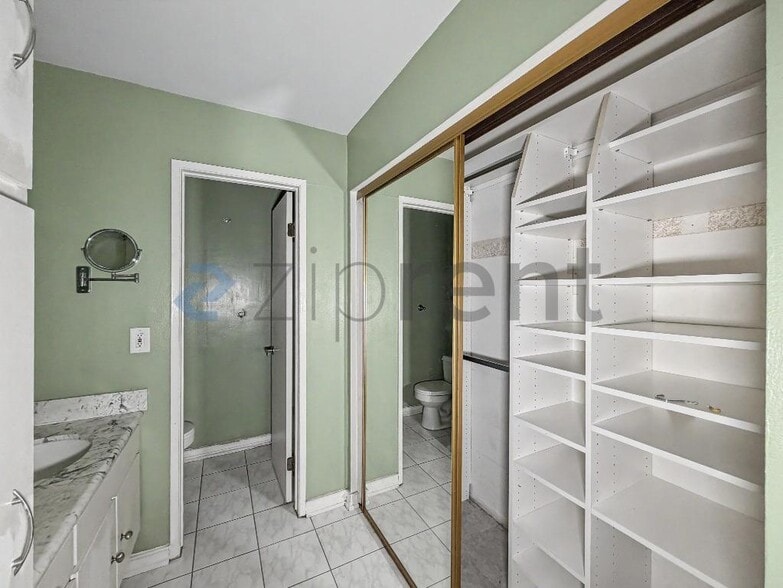 Building Photo - Unit H1030
