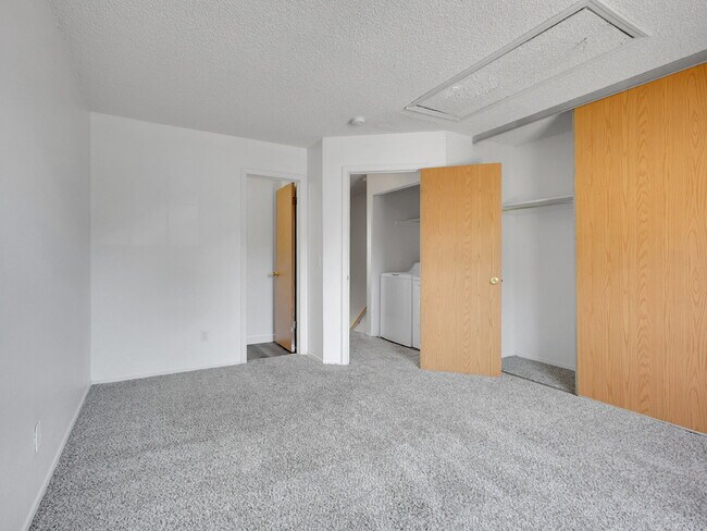 Building Photo - $1,795 // 2-Bed 1-Bath Charming Rowhome in...