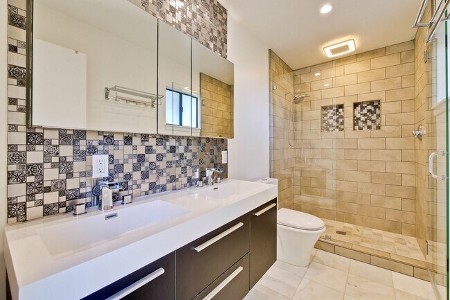 Building Photo - 1108 Shoreline Dr