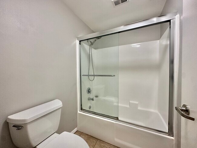Building Photo - Luxury 2 Bed/2.5 Bath 2 Story Townhouse in...