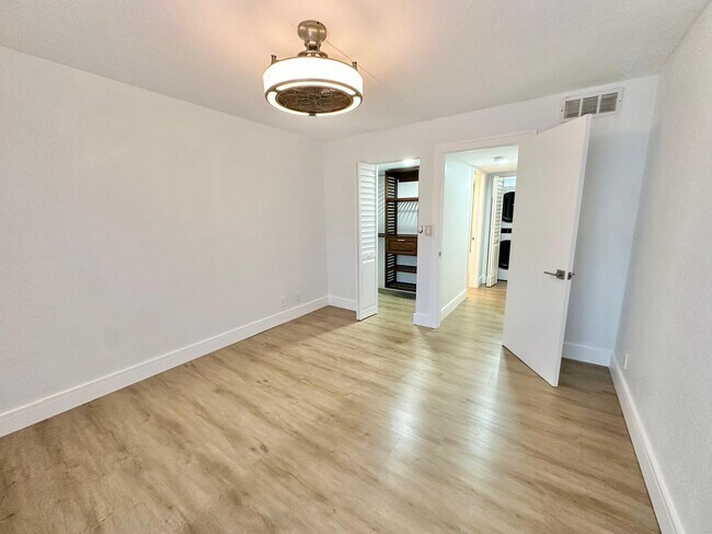 Building Photo - 470 NW 20th St