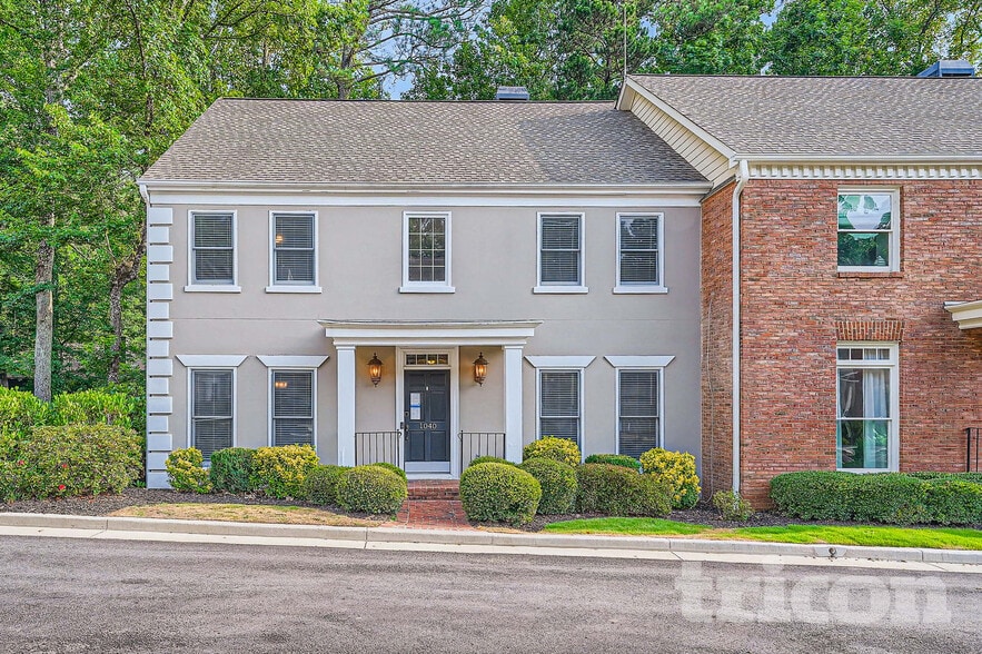 Building Photo - 1040 Huntcliff NE