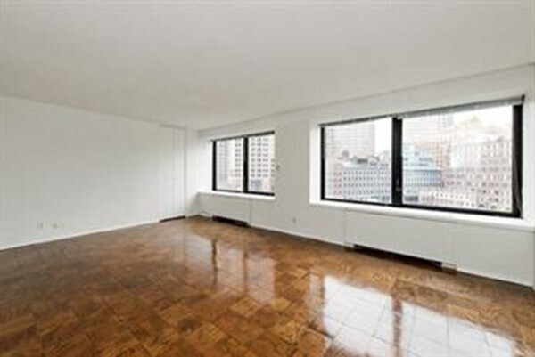 Building Photo - 65 E India Row