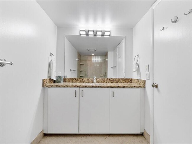 Building Photo - 3400 Galt Ocean Dr