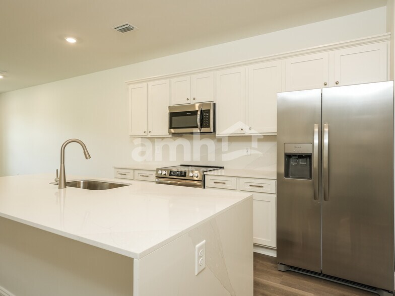 Building Photo - 104 Niven Ct