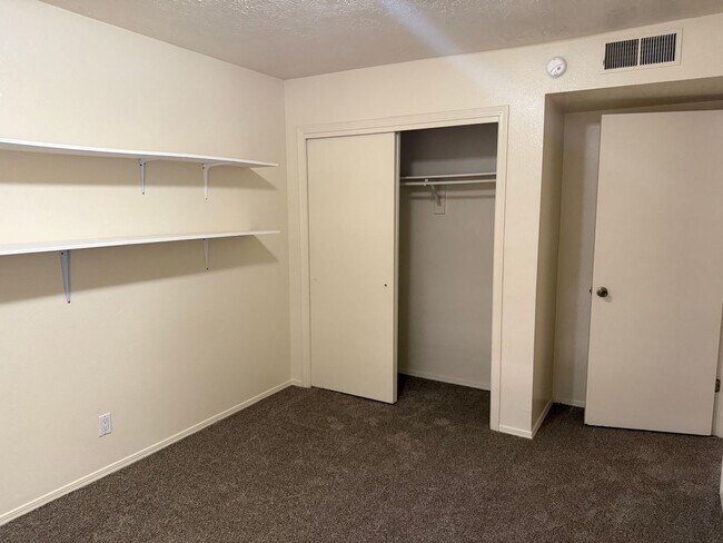 Building Photo - Great location.  4 Br, 1 3/4 Ba, 2 living areas, spacious yard.