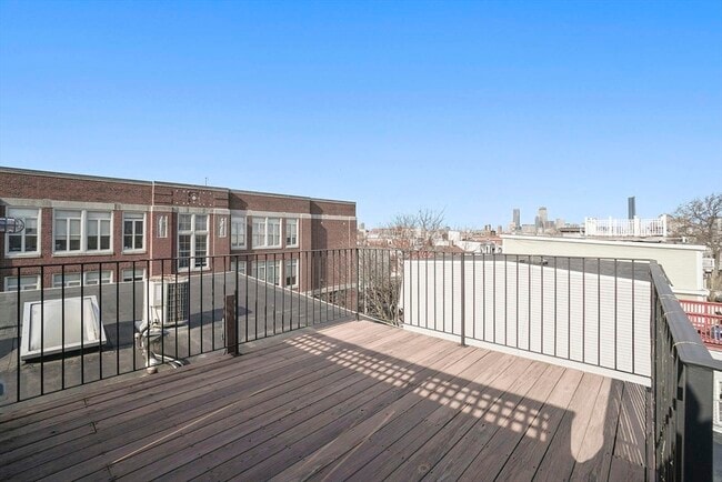 Building Photo - 208-210-210 W Seventh St