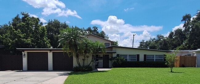 Building Photo - Stunning 4-Bedroom Home in Waterfront Esta...