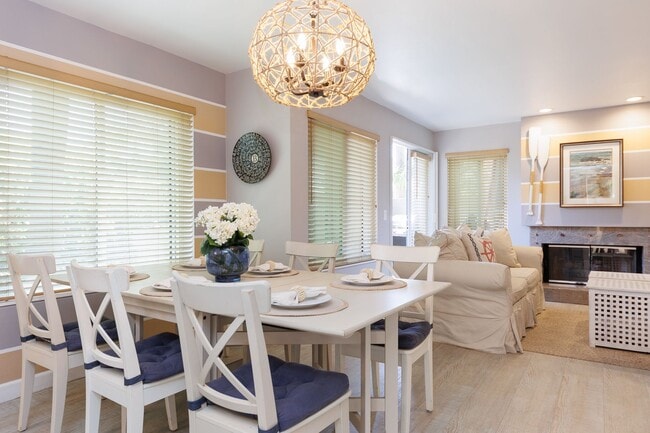 Building Photo - La Jolla Shores Living - Steps from the Be...