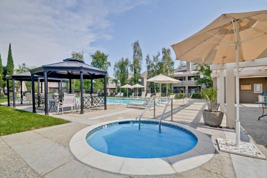 Building Photo - 1711 Parkview Green Cir